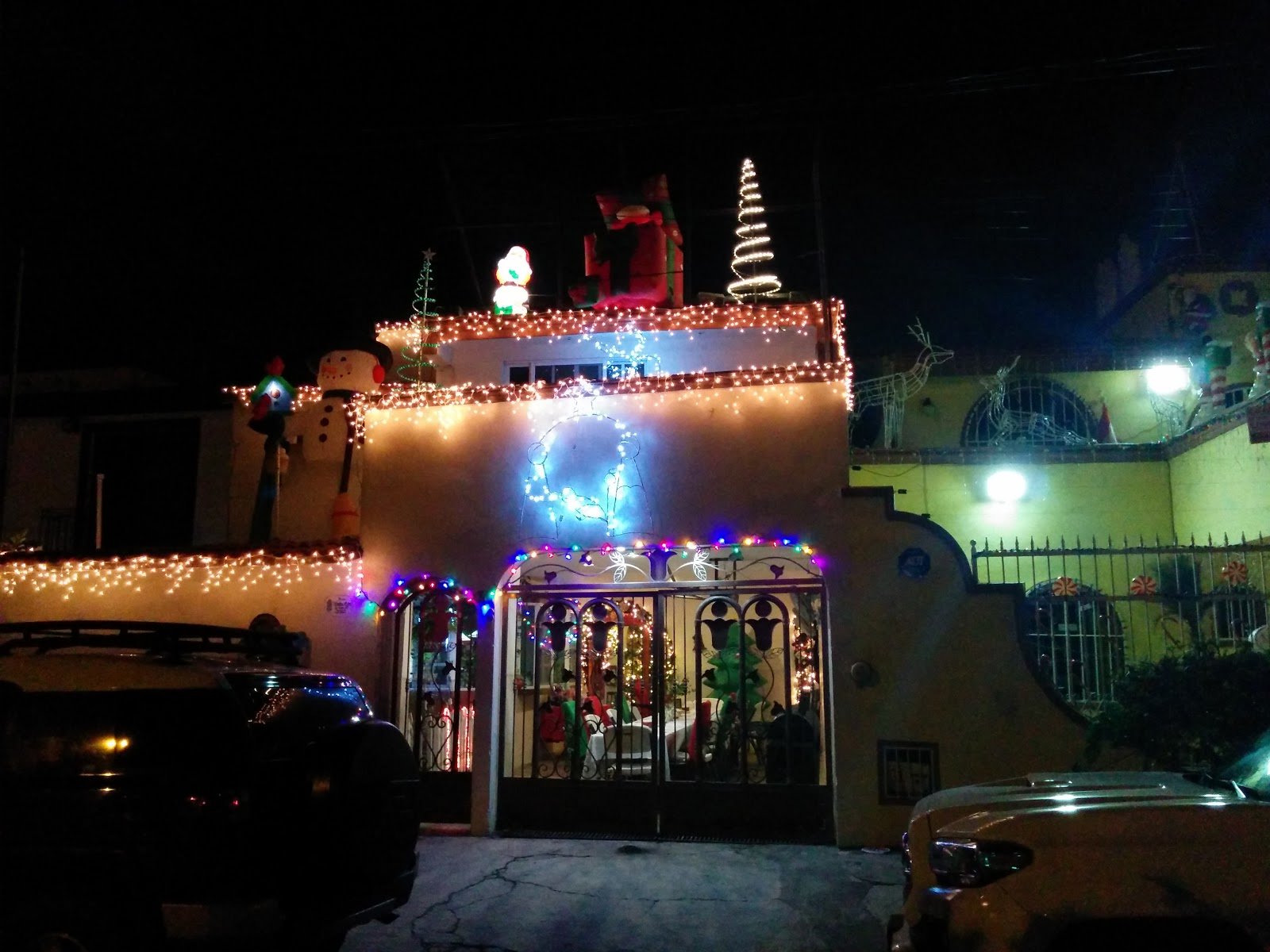 Как в Канкуне наряжают дома к Рождеству и Новому году