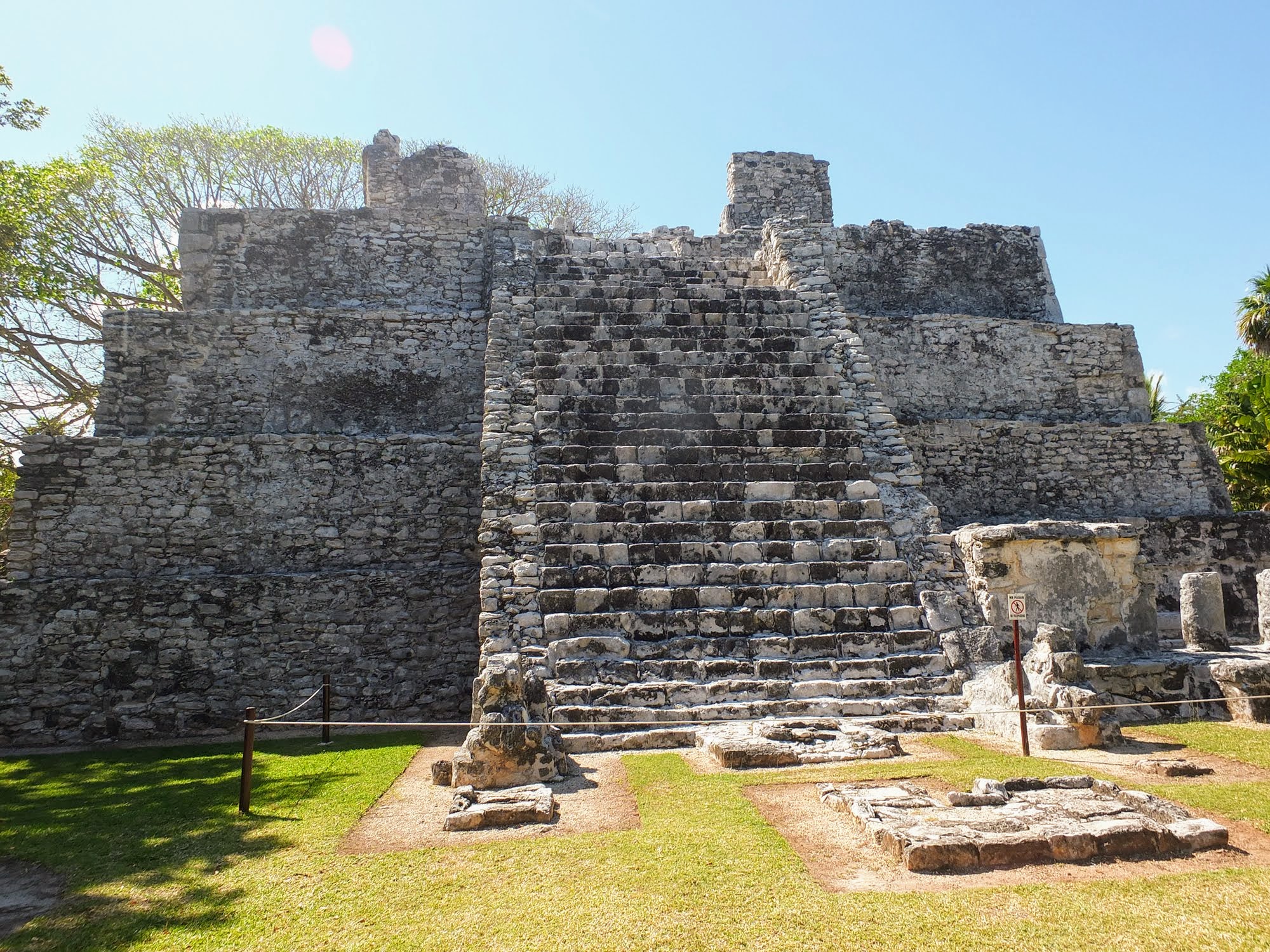 Руины древнего города майя El Meco в Канкуне