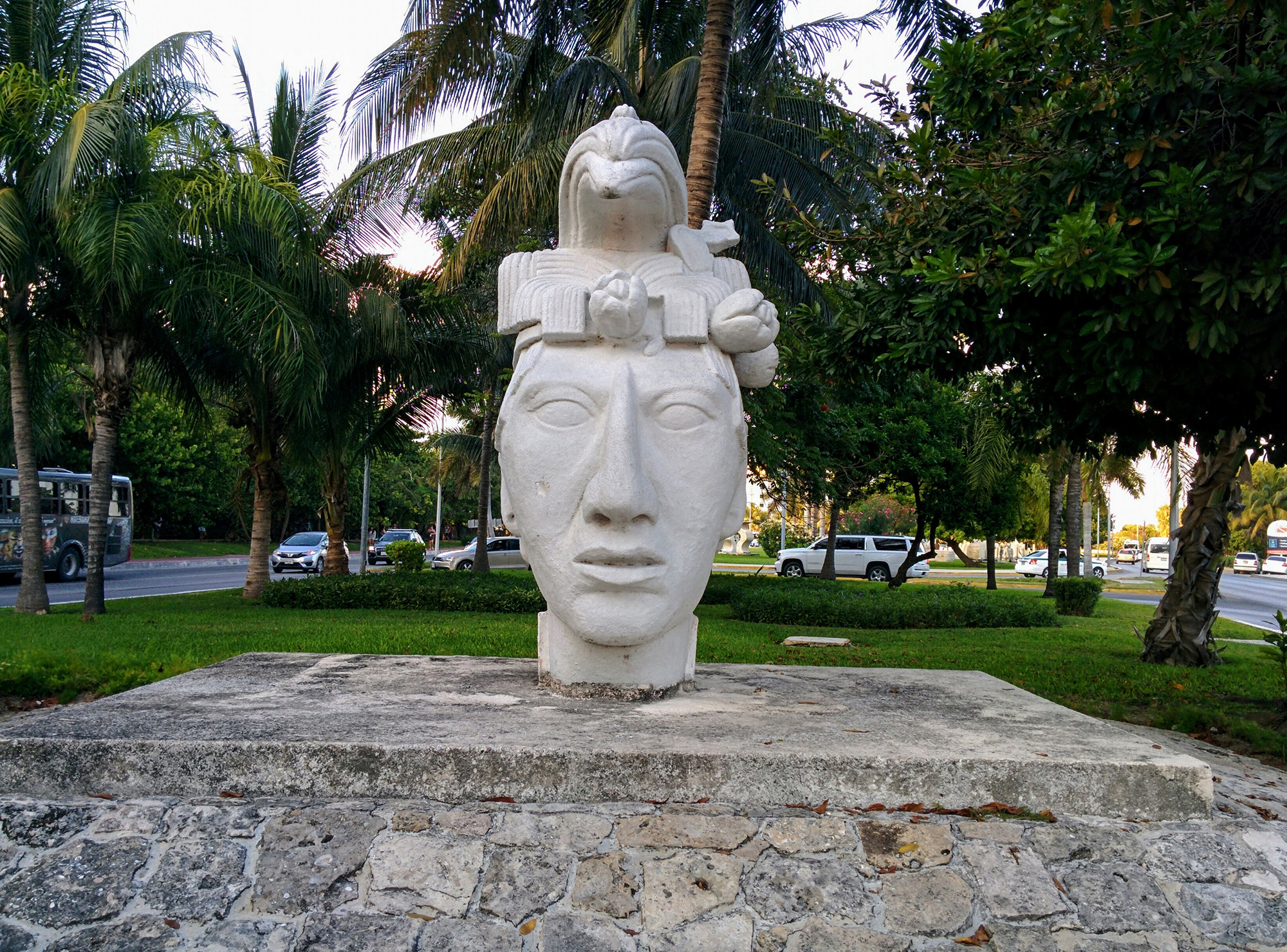 Статуя голова индейца