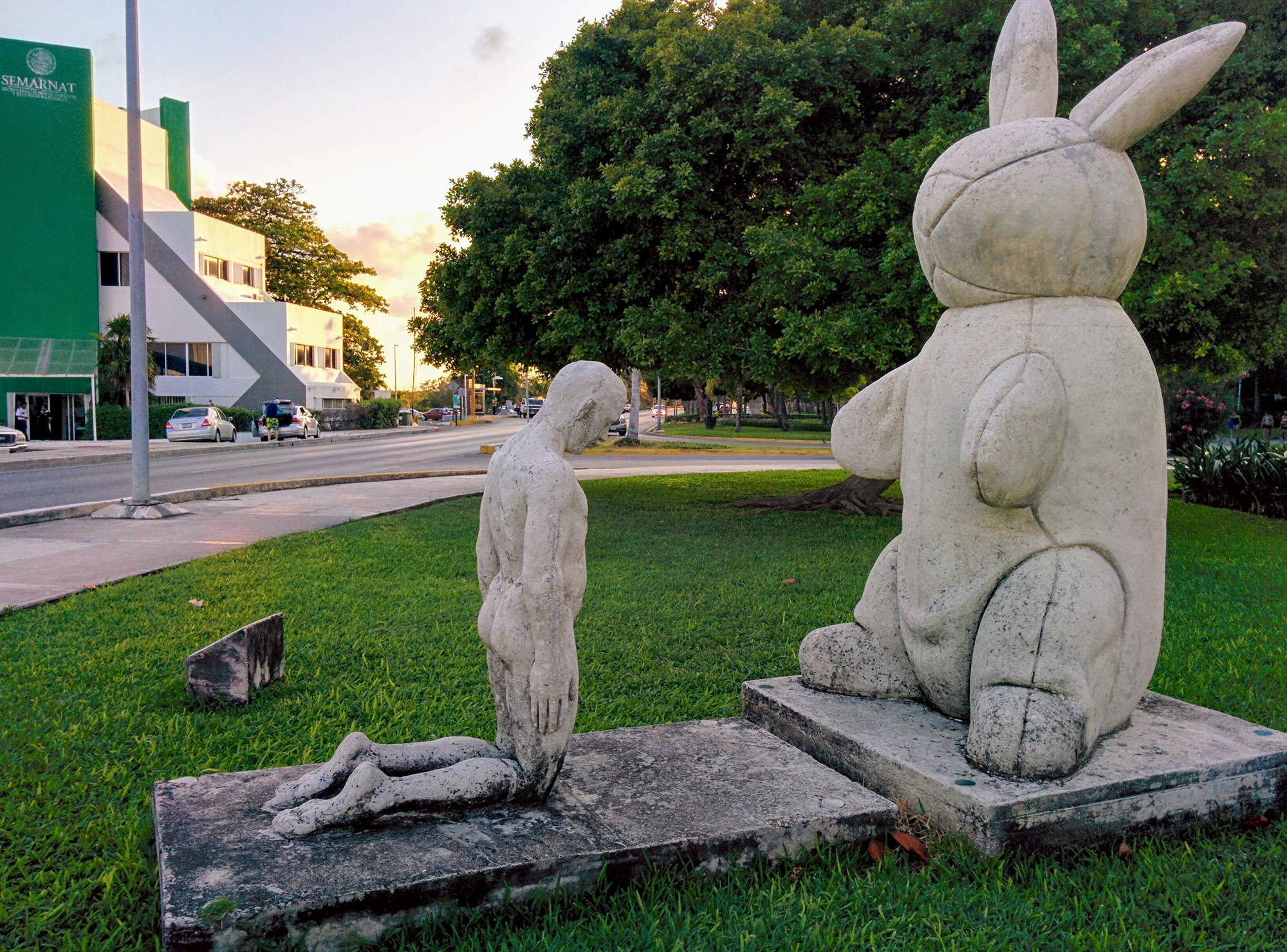 Статуя заяц