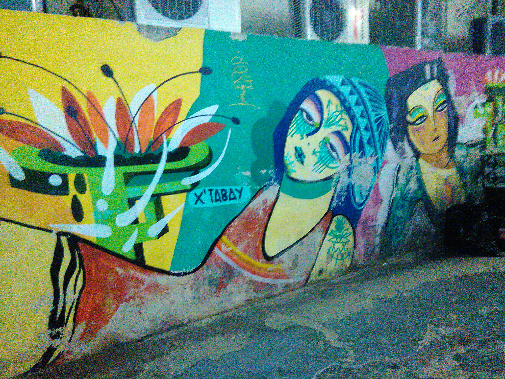 Граффити две женщины